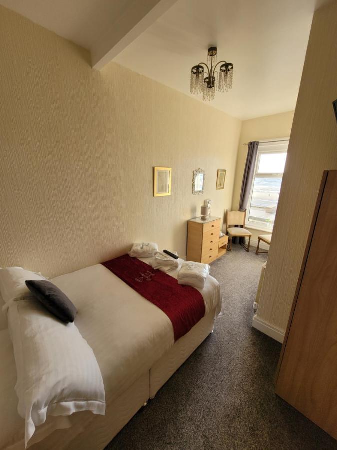 Hotel Crystals On The Prom Blackpool Esterno foto